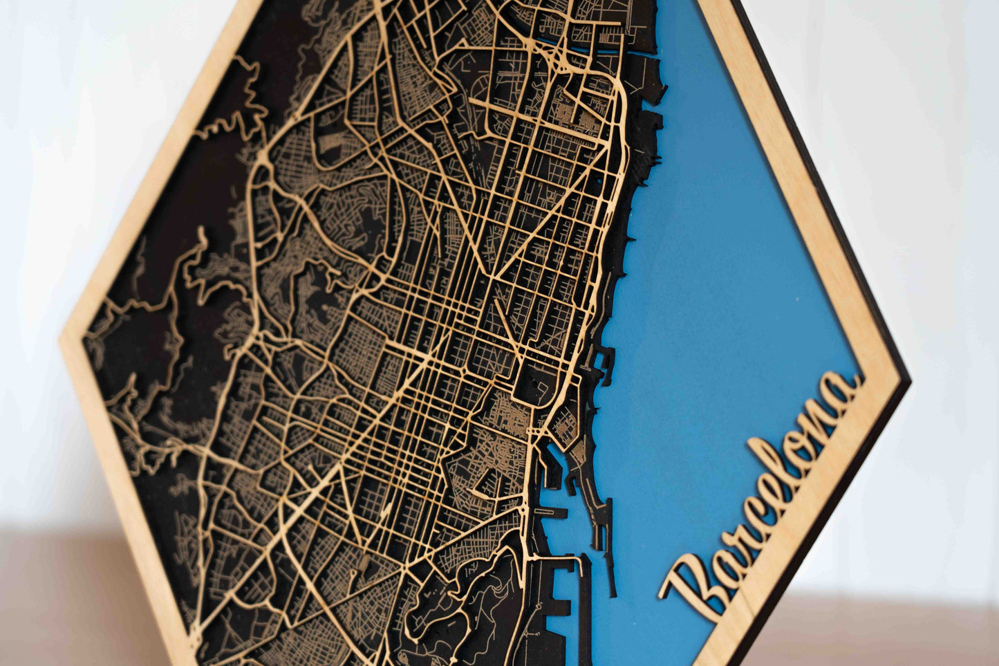 Barcelona Stadtplan aus Holz – 29 x 33 cm Sechseck/Hexagon