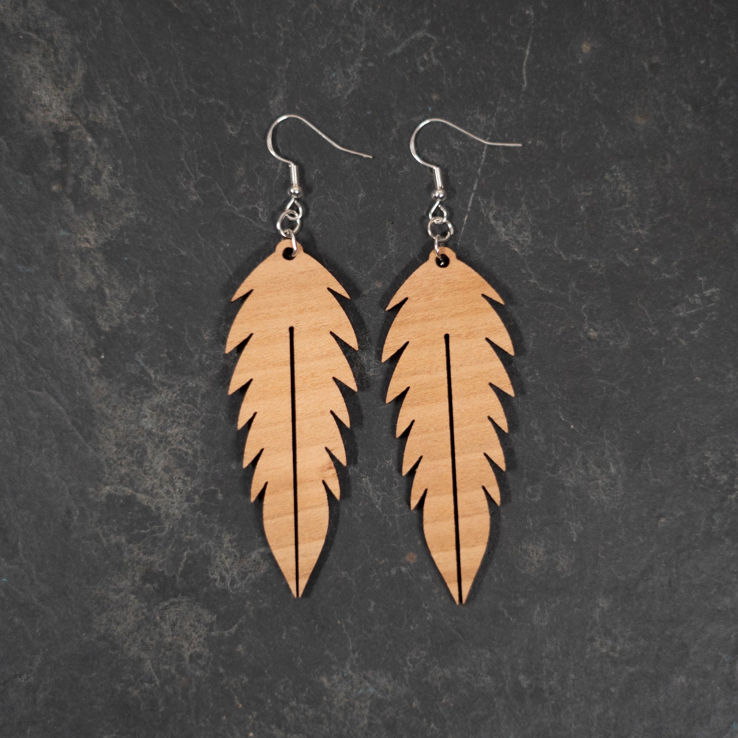 Pluma Holzohrringe – Hängeohrringe aus Kirschholz