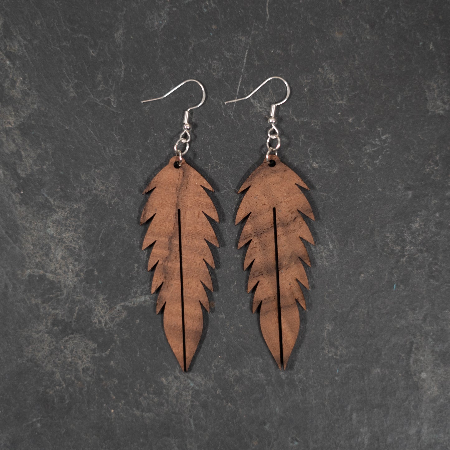 Pluma Holzohrringe – Hängeohrringe aus Nussbaum