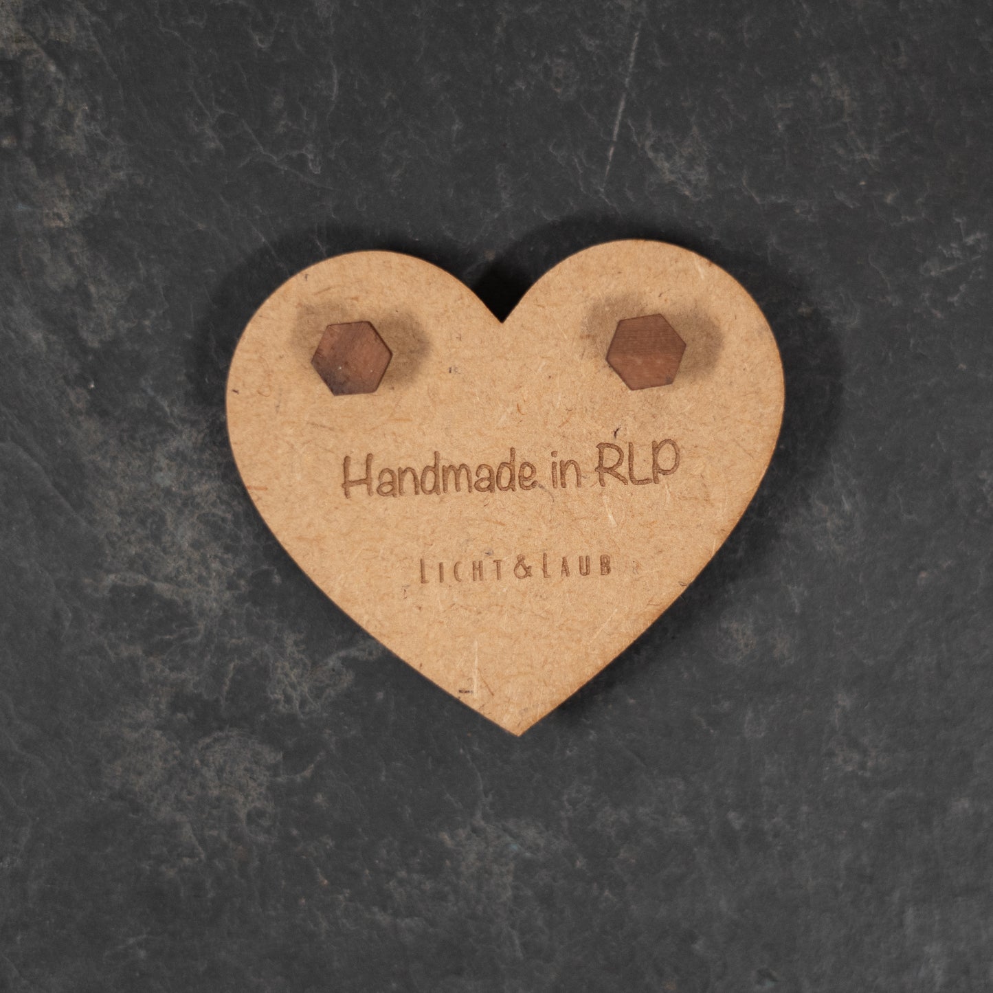 Horizon – Sechseckige Holz Ohrstecker – Nussbaum