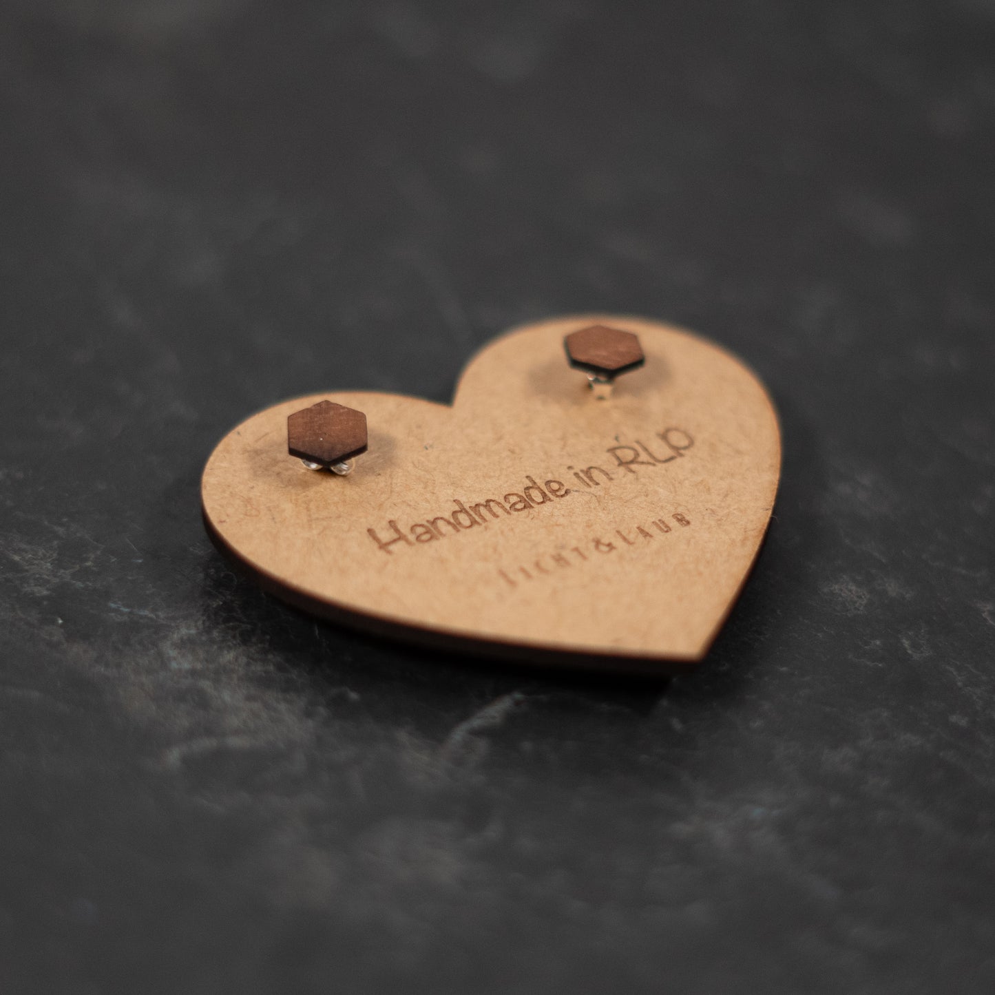 Horizon – Sechseckige Holz Ohrstecker – Nussbaum