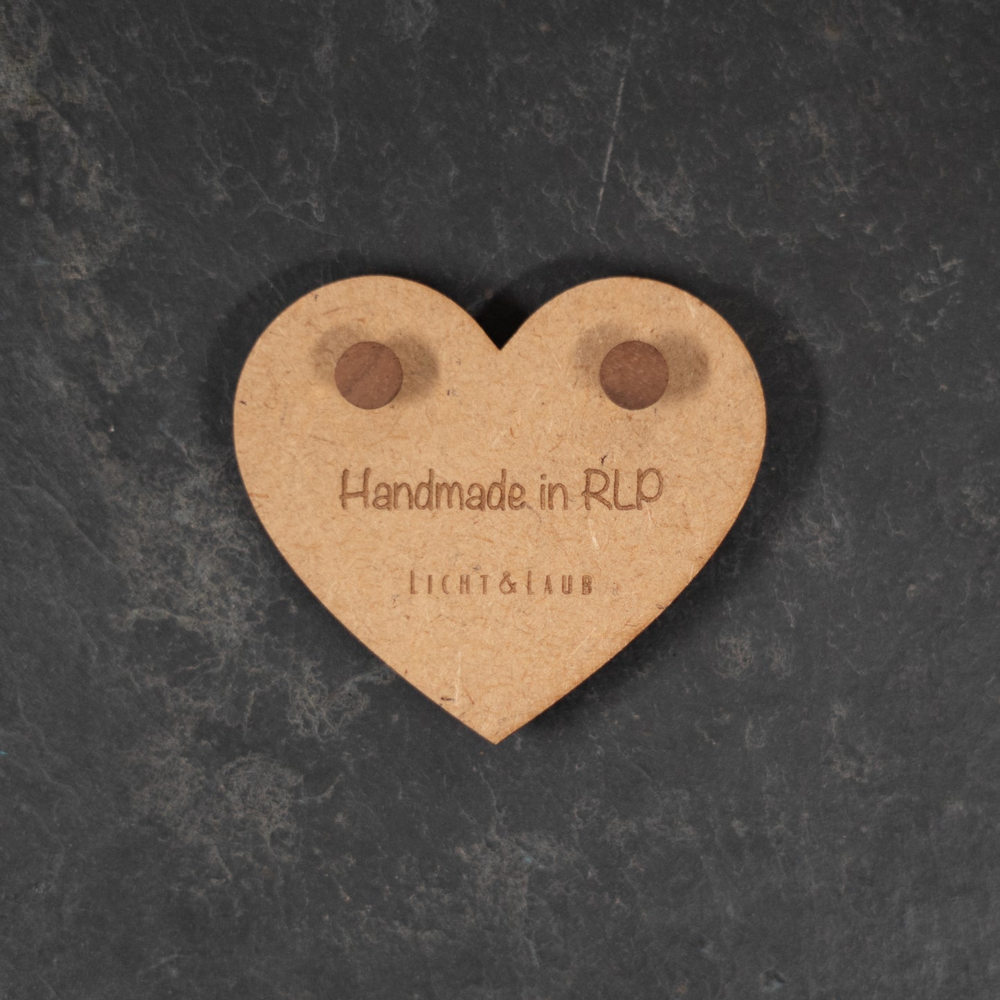 Sphere – Runde Ohrstecker aus Holz – Nussbaum