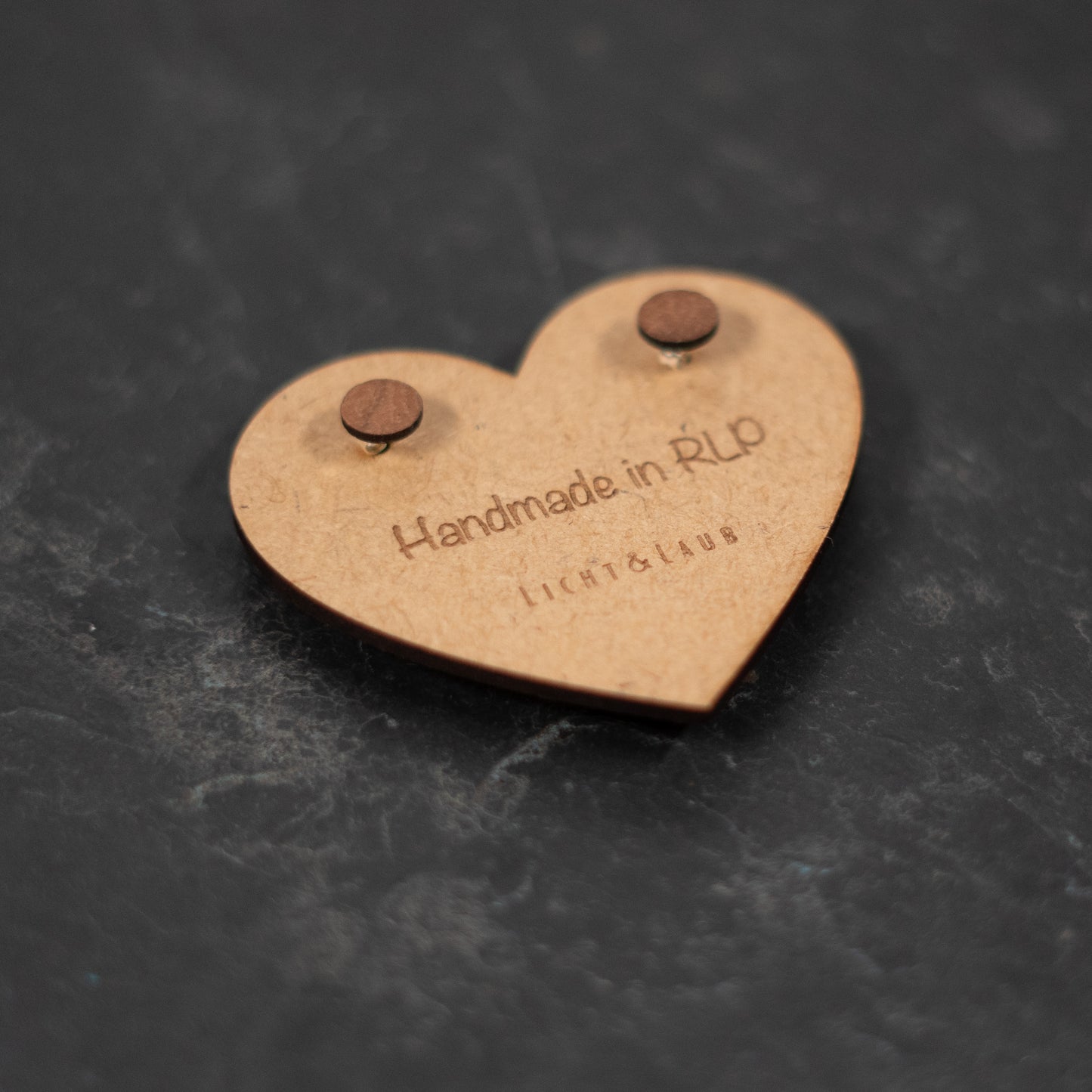 Sphere – Runde Ohrstecker aus Holz – Nussbaum