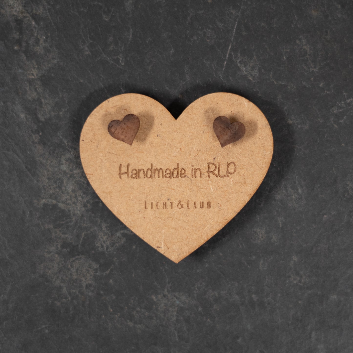 Core – Herz Ohrstecker aus Holz – Nussbaum