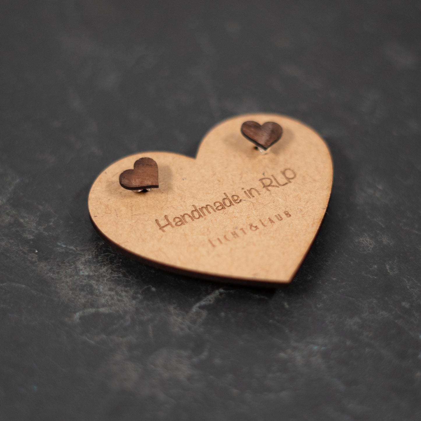 Core – Herz Ohrstecker aus Holz – Nussbaum