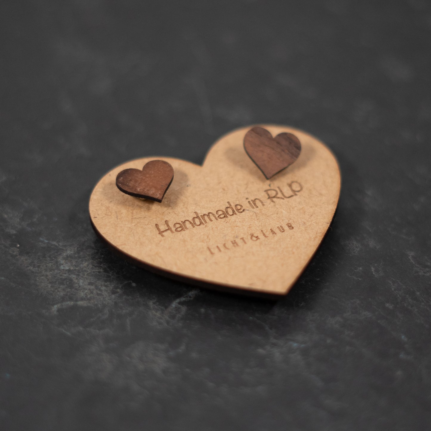 Core – Herz Ohrstecker aus Holz – Nussbaum