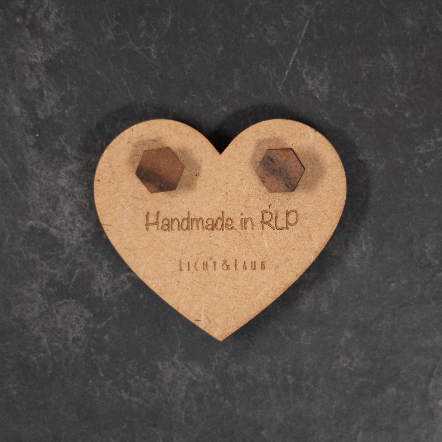 Horizon – Sechseckige Holz Ohrstecker – Nussbaum