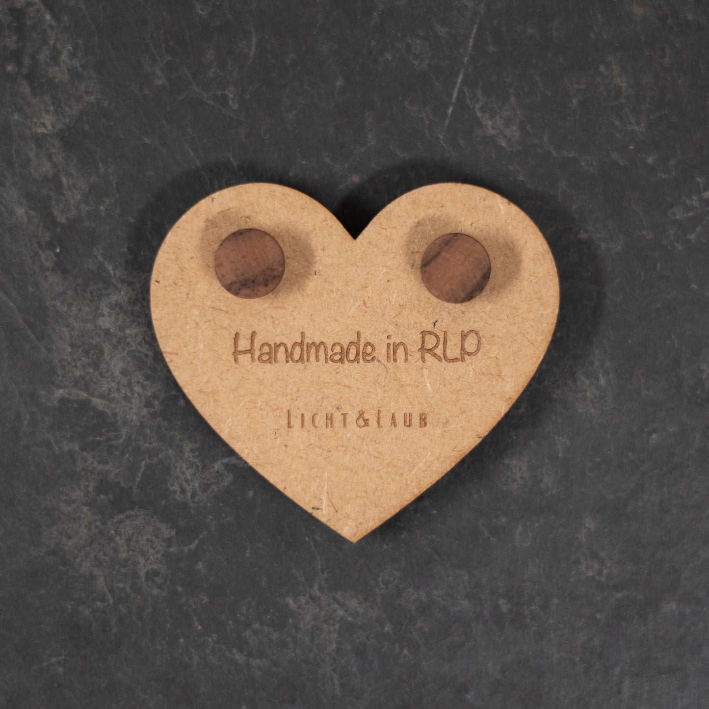 Sphere – Runde Ohrstecker aus Holz – Nussbaum
