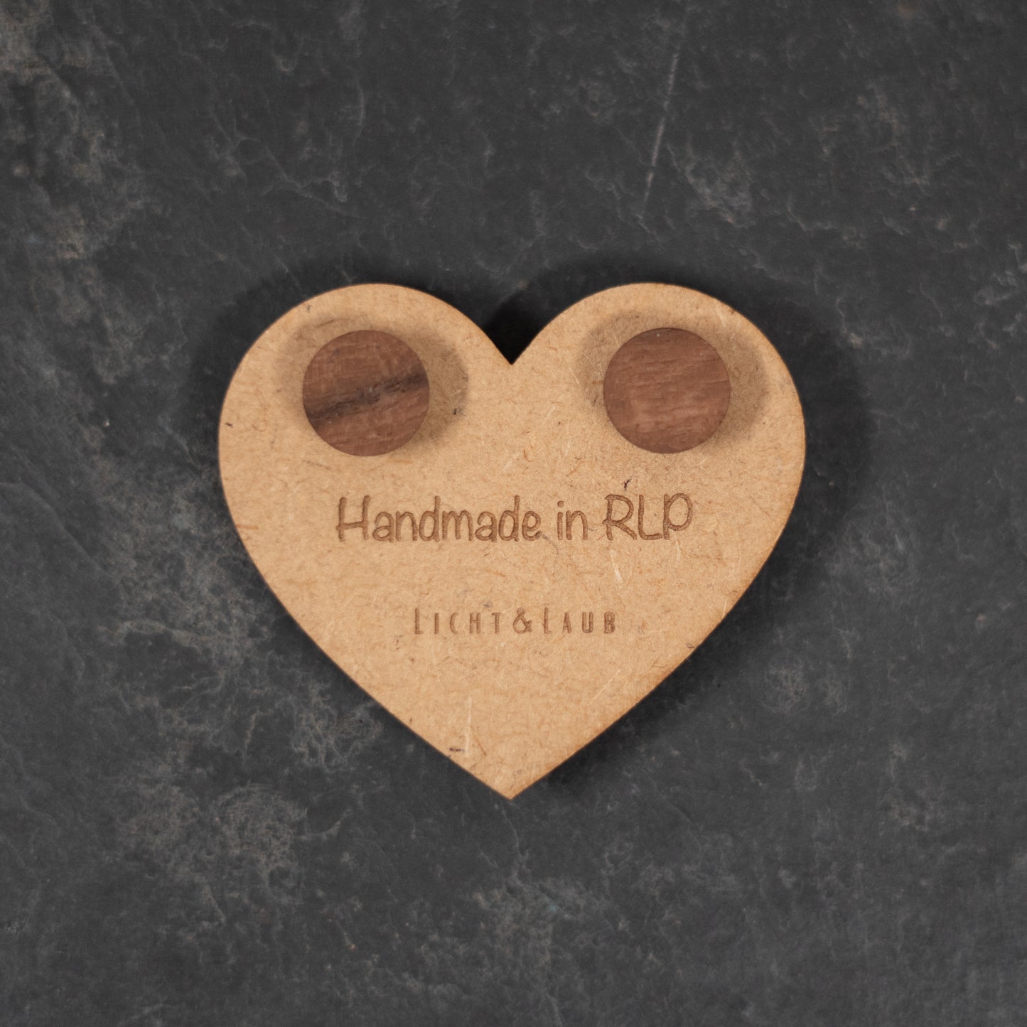 Sphere – Runde Ohrstecker aus Holz – Nussbaum