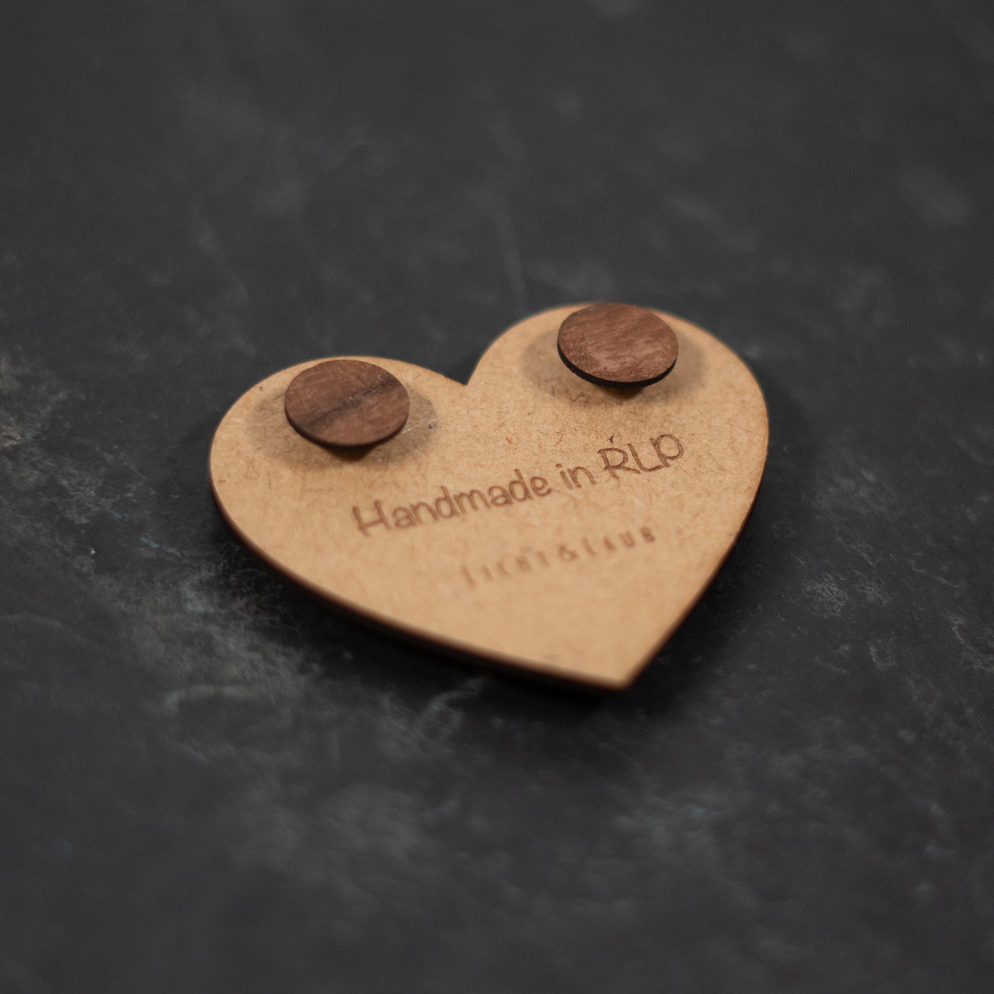 Sphere – Runde Ohrstecker aus Holz – Nussbaum