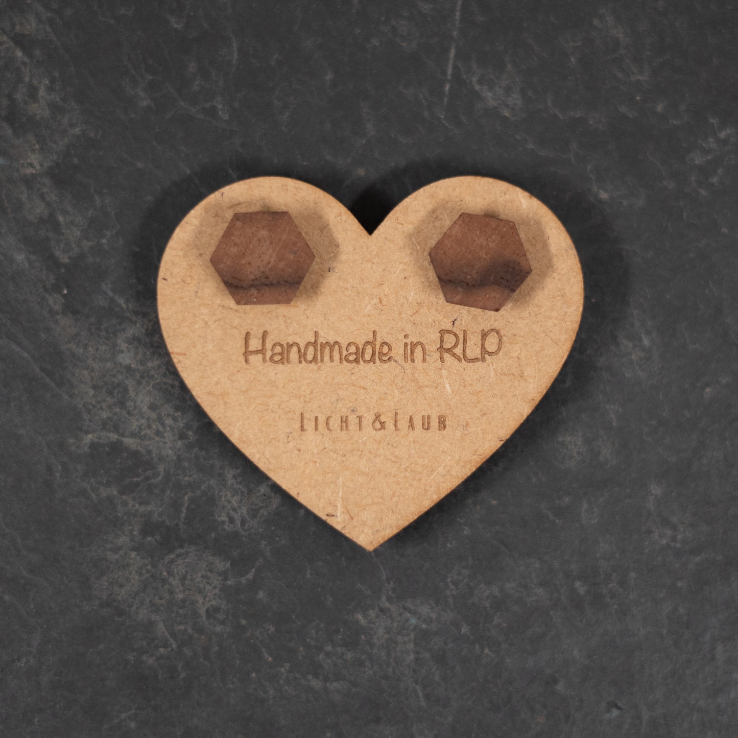 Horizon – Sechseckige Holz Ohrstecker – Nussbaum