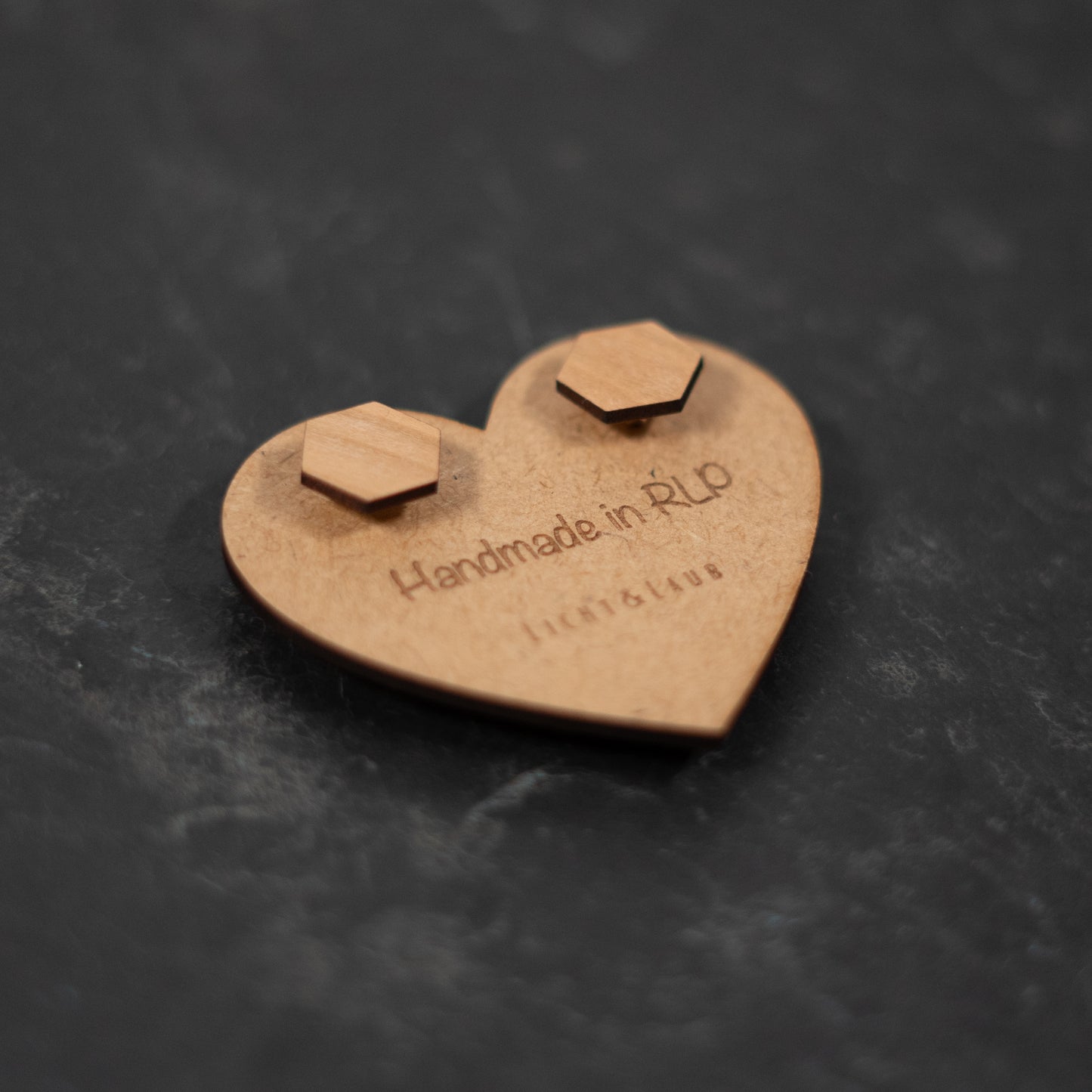 Horizon – Sechseckige Holz Ohrstecker – Kirschholz