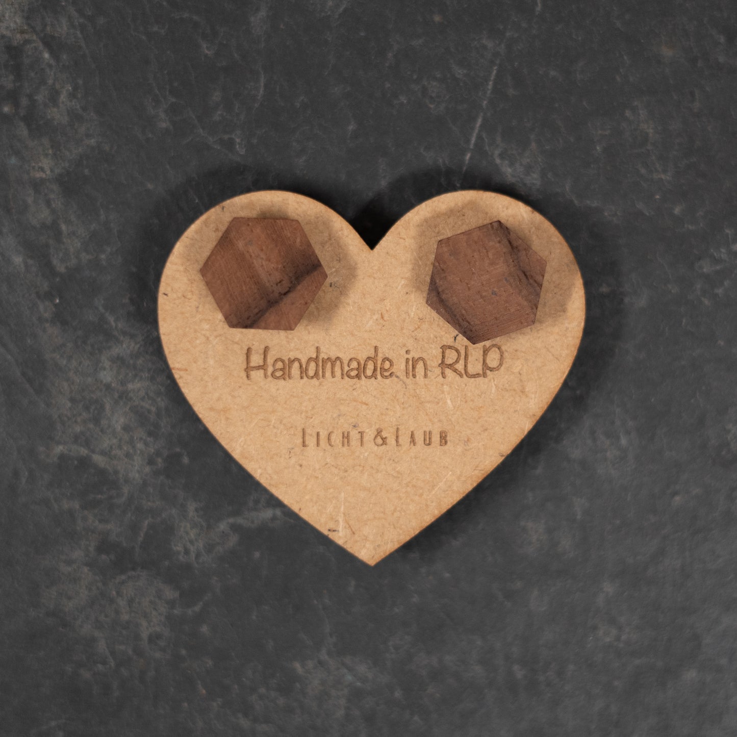 Horizon – Sechseckige Holz Ohrstecker – Nussbaum
