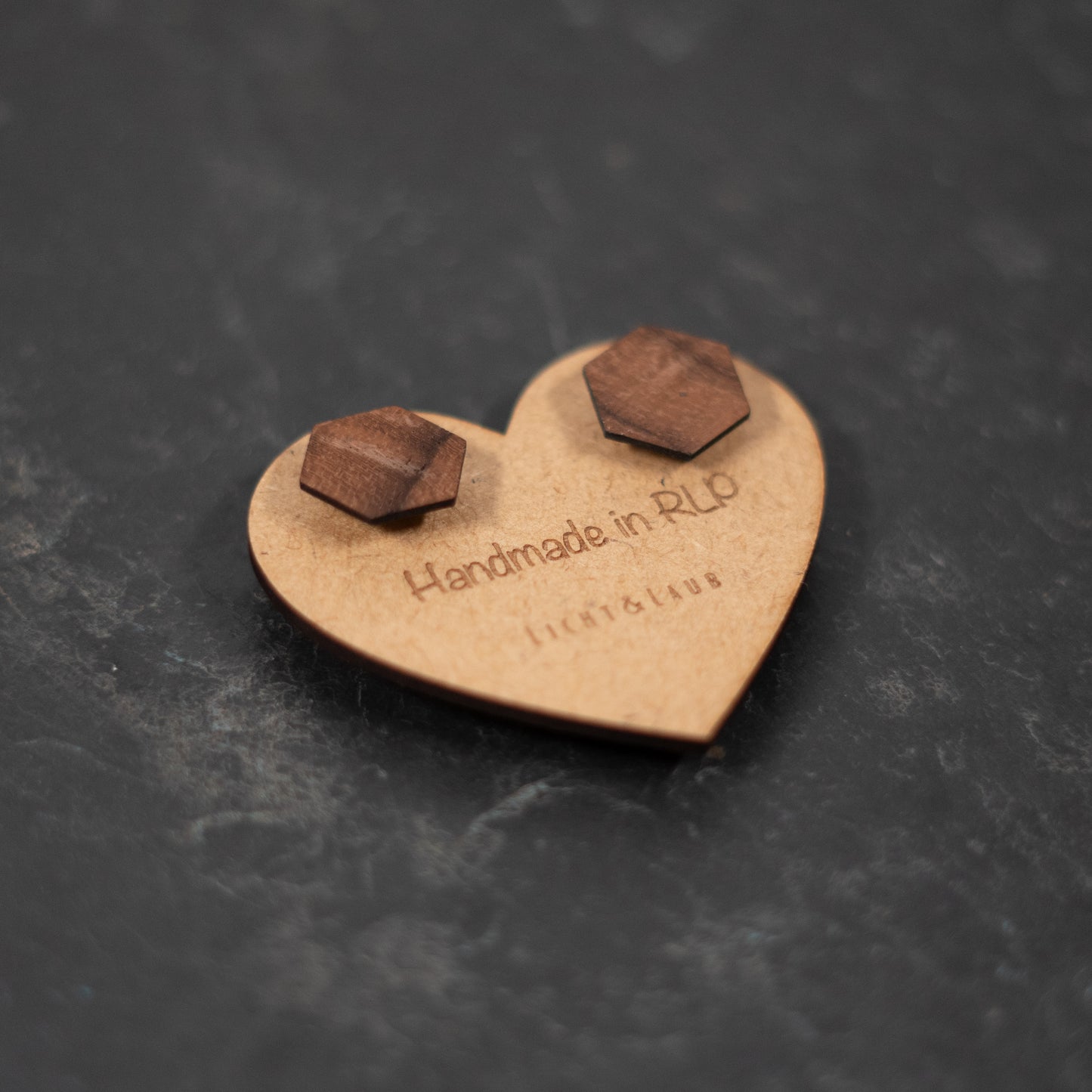 Horizon – Sechseckige Holz Ohrstecker – Nussbaum