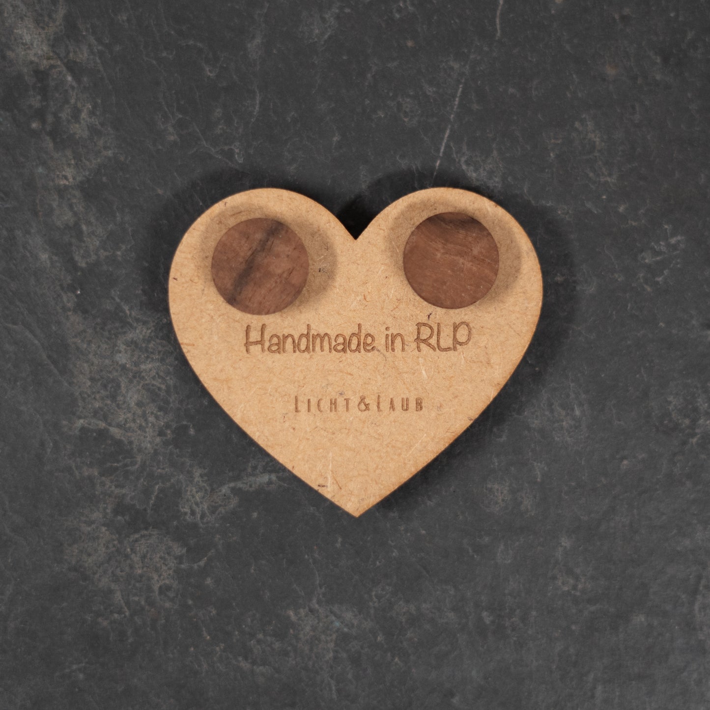Sphere – Runde Ohrstecker aus Holz – Nussbaum