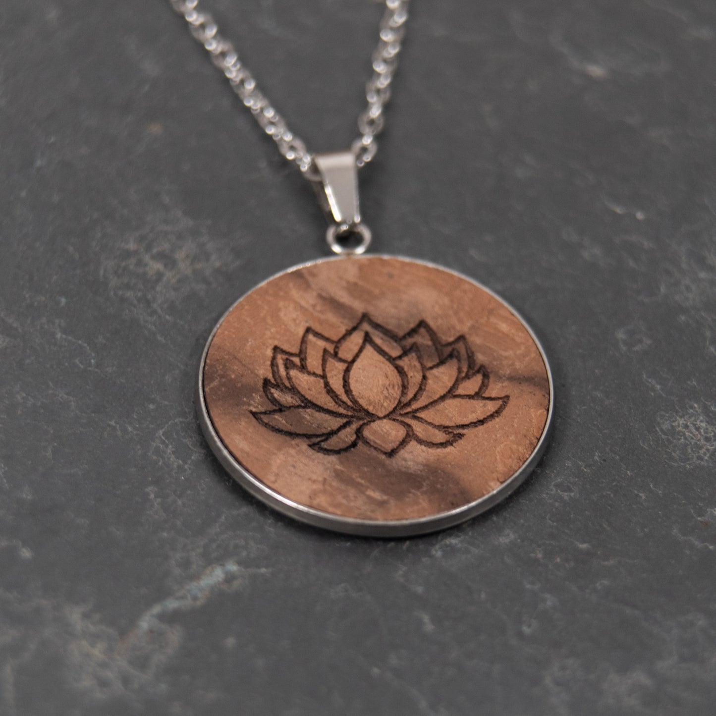 Lotus – Halskette aus Holz – Nussbaum