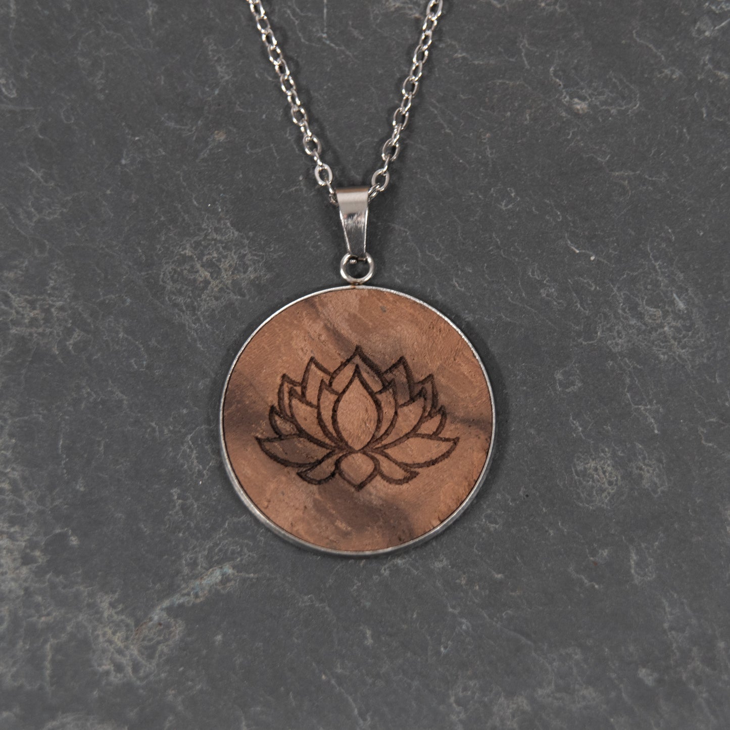 Lotus – Halskette aus Holz – Nussbaum