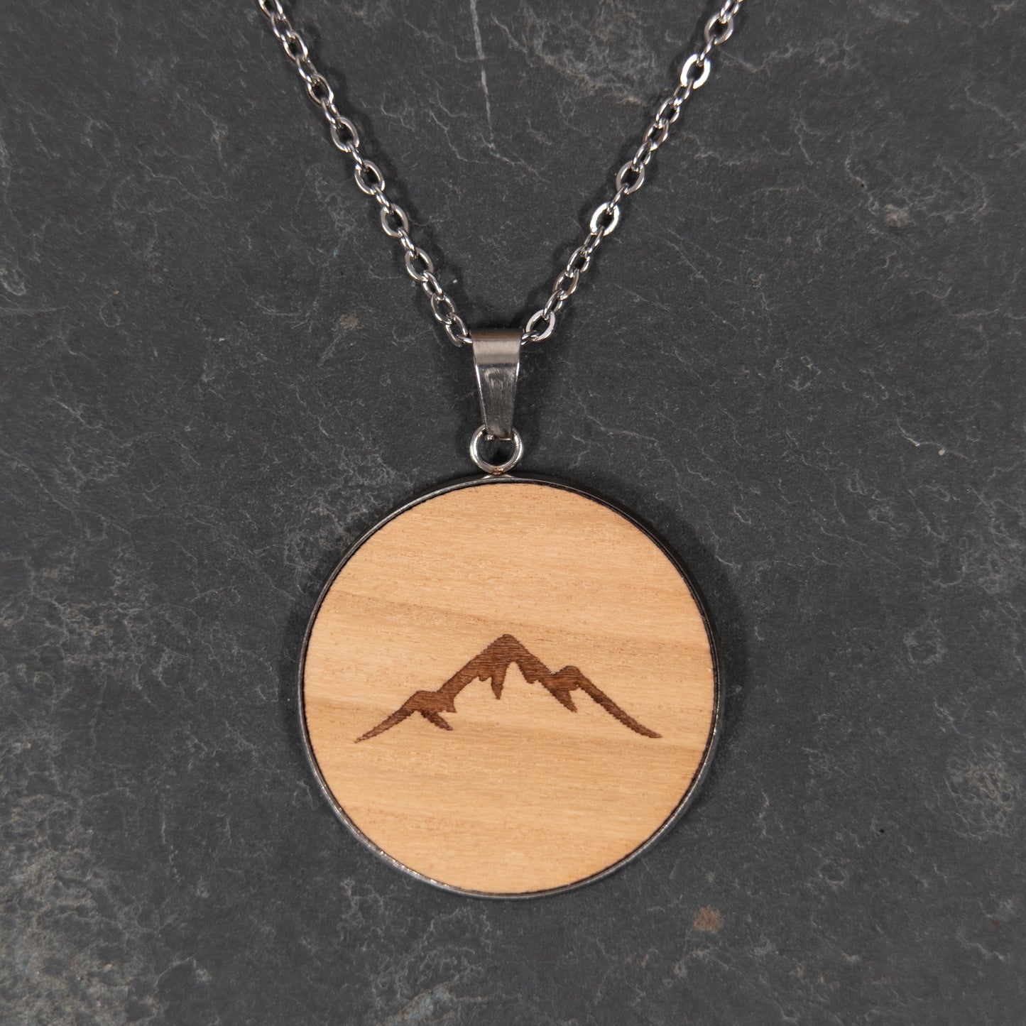 Crest – Halskette aus Holz – Kirschholz