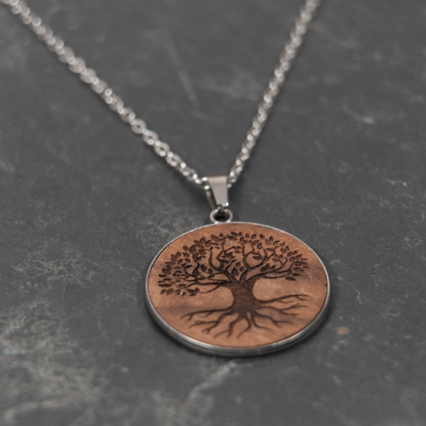 Baum des Lebens – Halskette aus Holz – Nussbaum