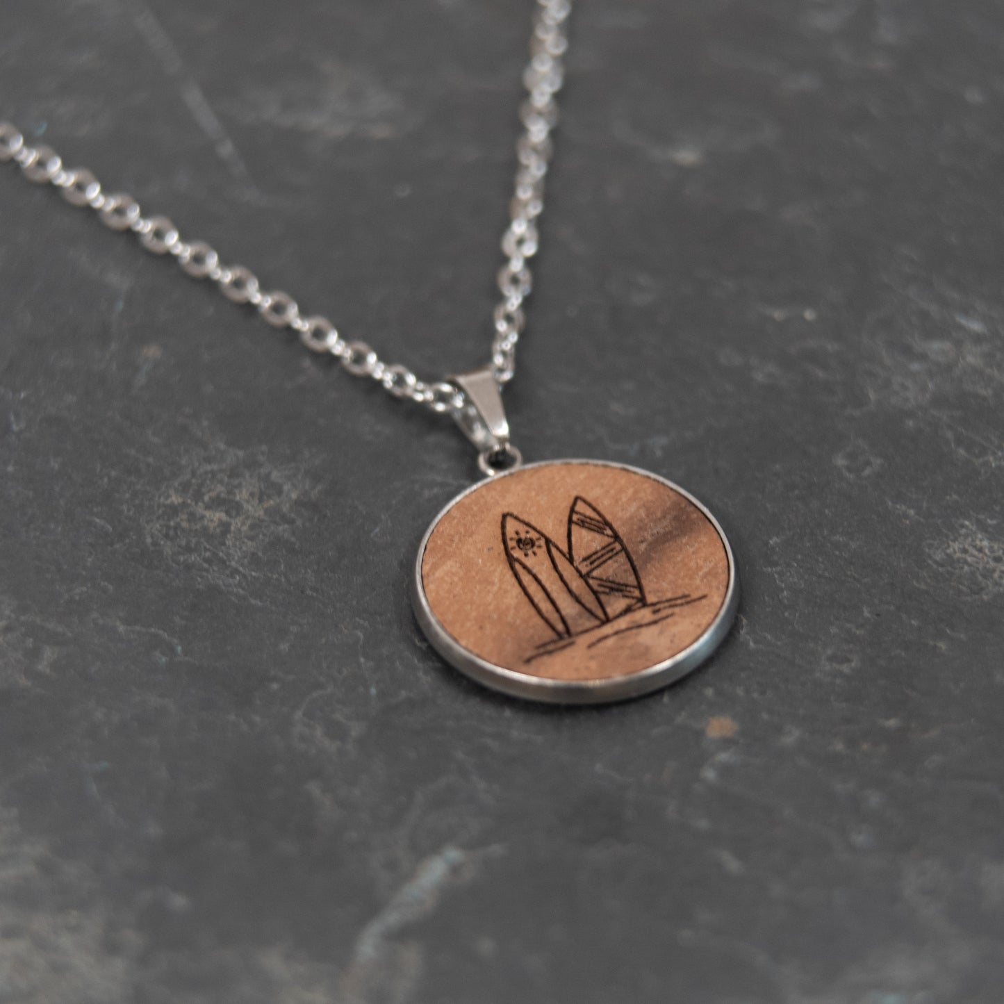 Surf – Halskette aus Holz – Nussbaum