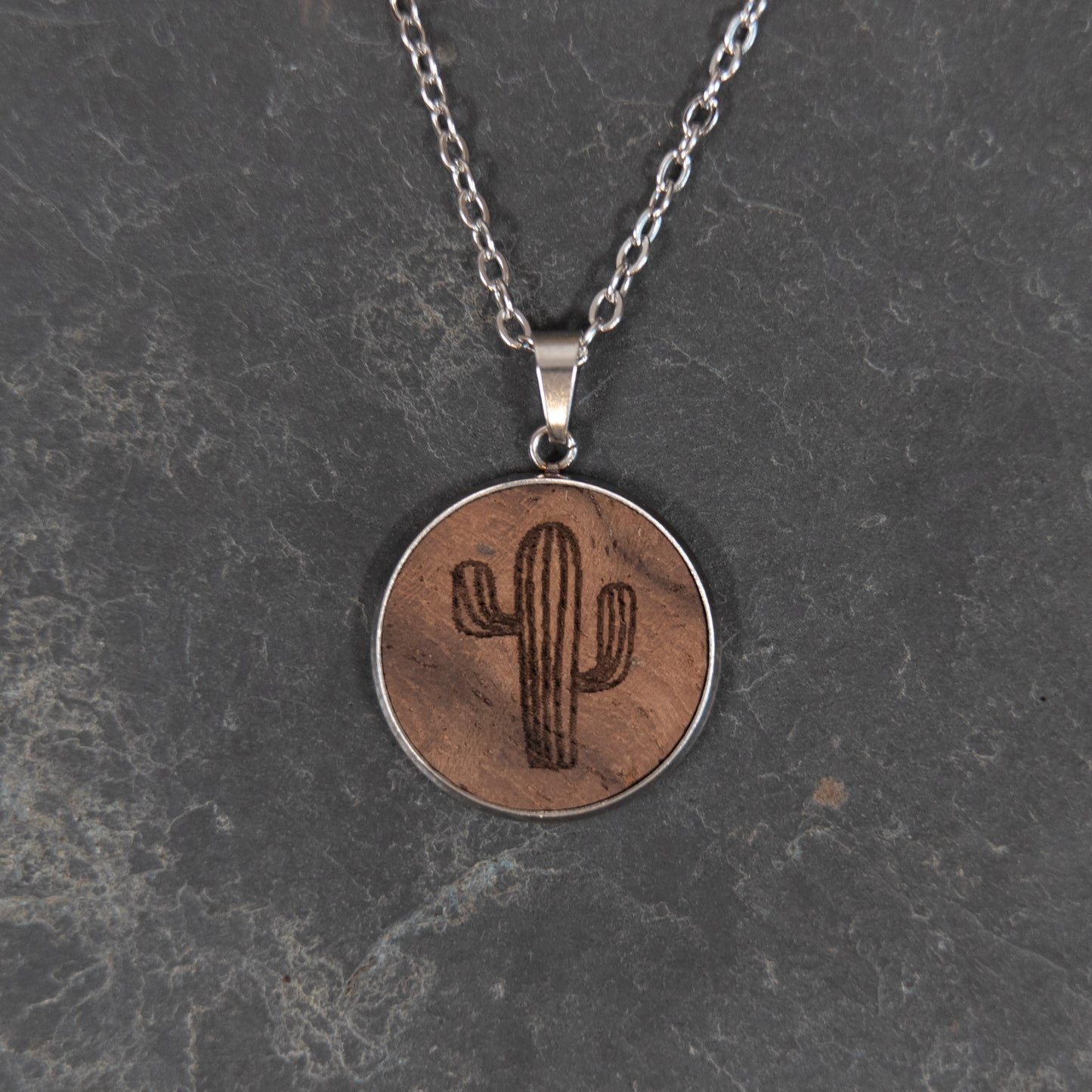 Saguaro – Halskette aus Holz – Nussbaum