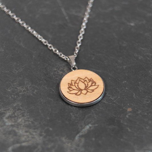 Lotus – Halskette aus Holz – Kirschholz