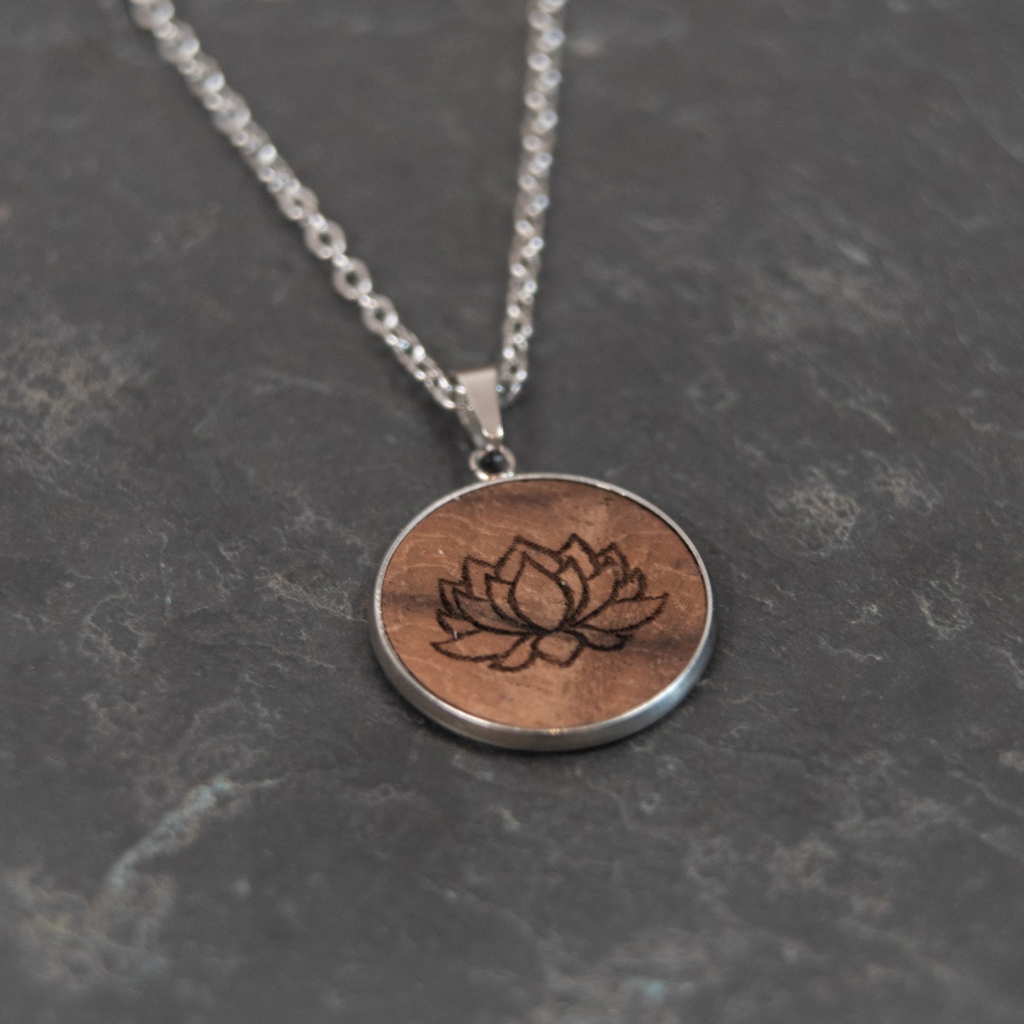 Lotus – Halskette aus Holz – Nussbaum