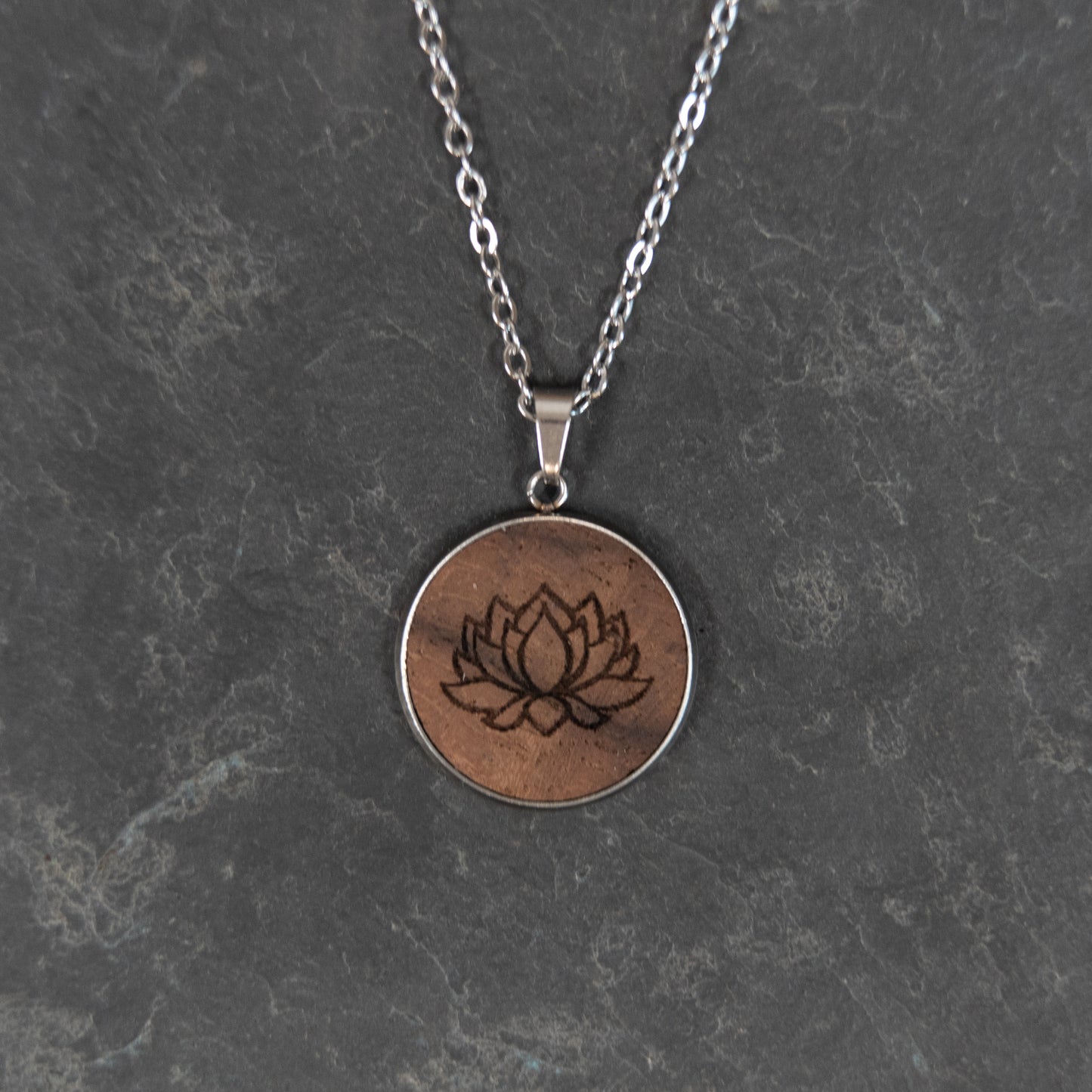 Lotus – Halskette aus Holz – Nussbaum