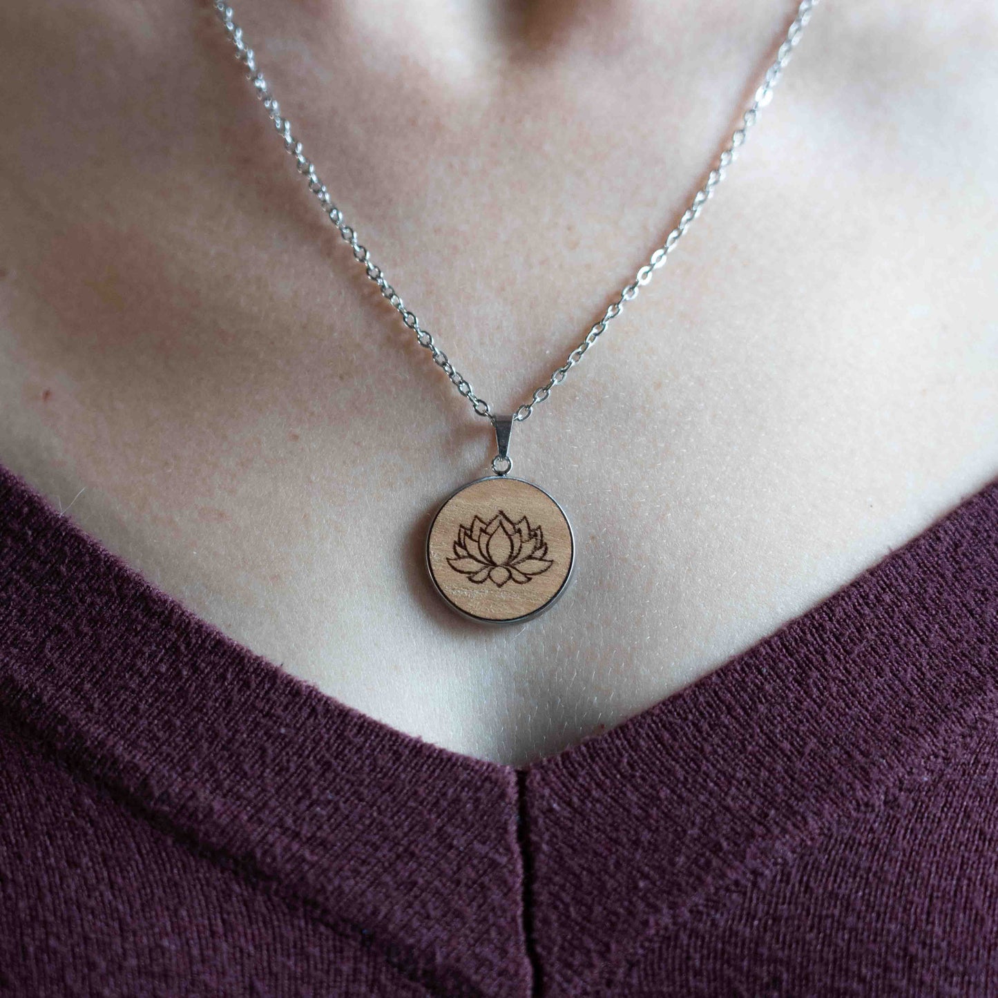 Lotus – Halskette aus Holz – Kirschholz