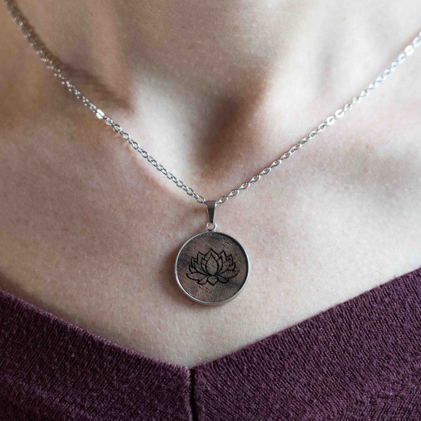Lotus – Halskette aus Holz – Nussbaum