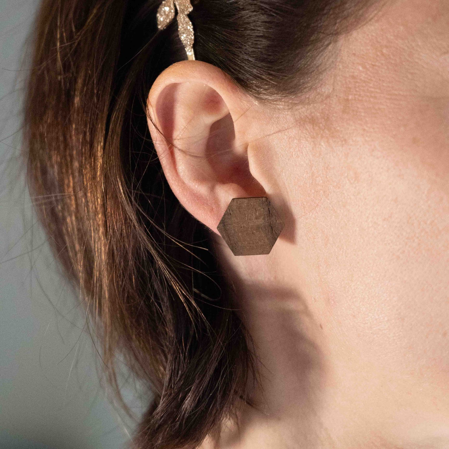 Horizon – Sechseckige Holz Ohrstecker – Nussbaum