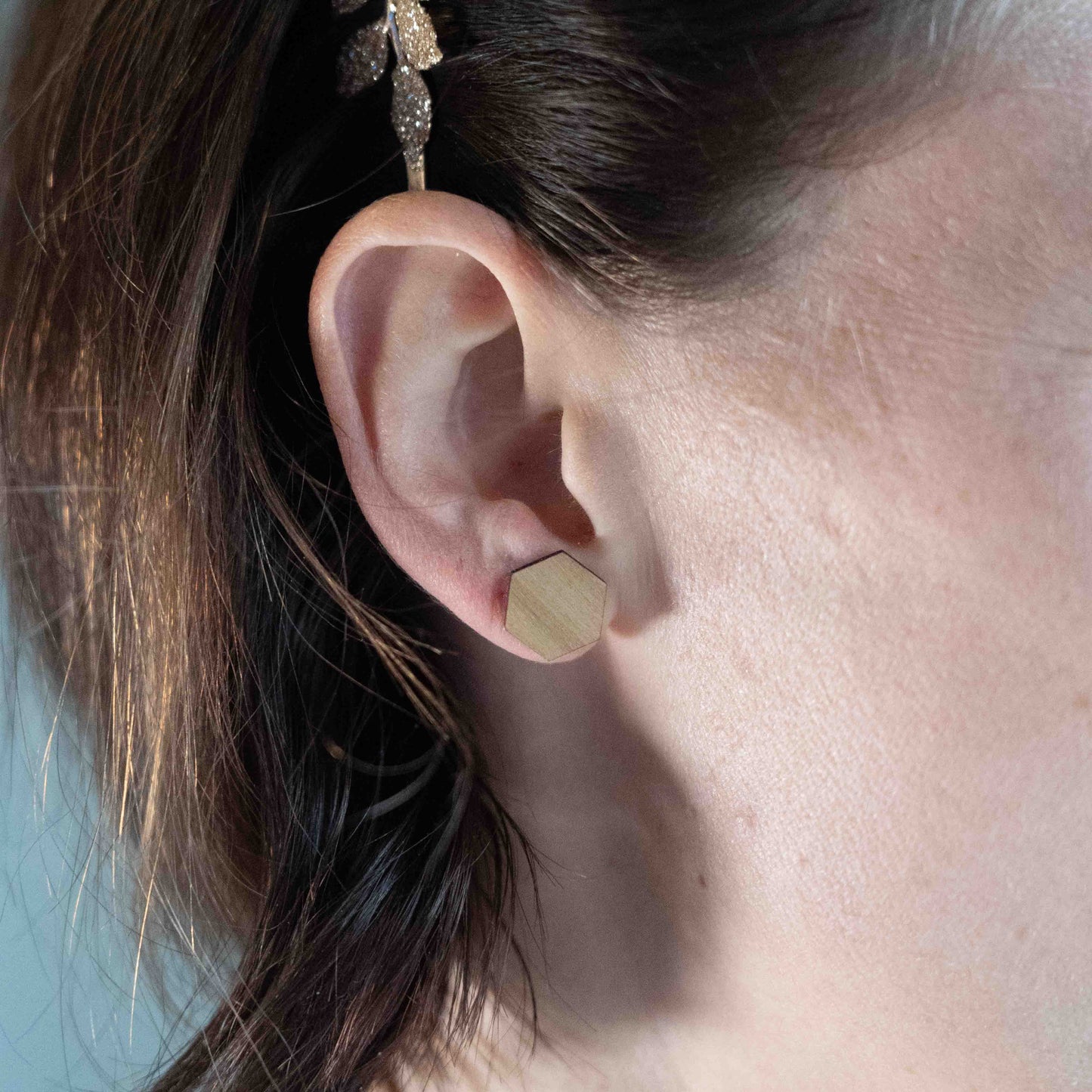 Horizon – Sechseckige Holz Ohrstecker – Kirschholz