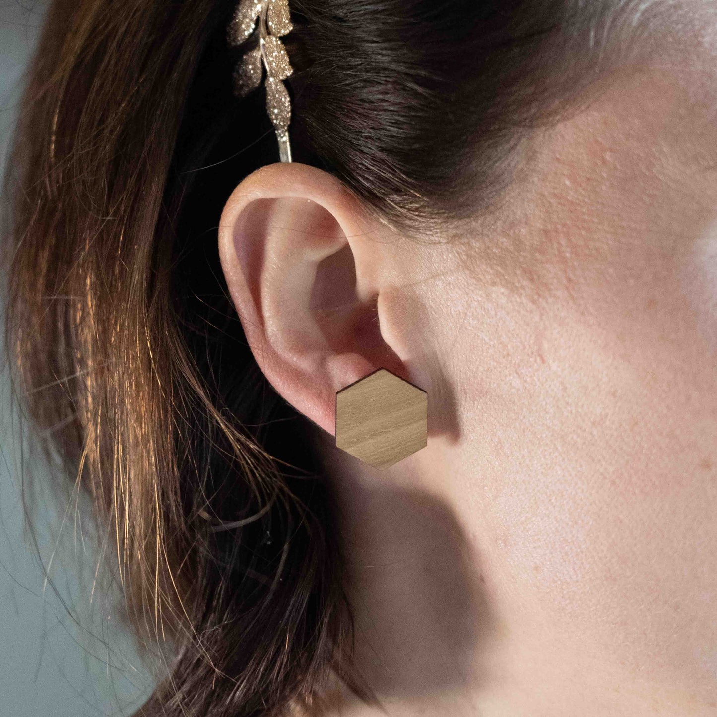Horizon – Sechseckige Holz Ohrstecker – Kirschholz