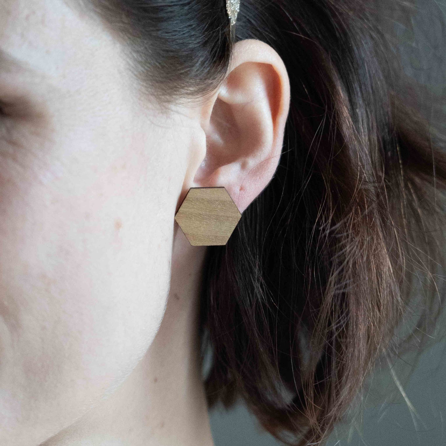 Horizon – Sechseckige Holz Ohrstecker – Kirschholz