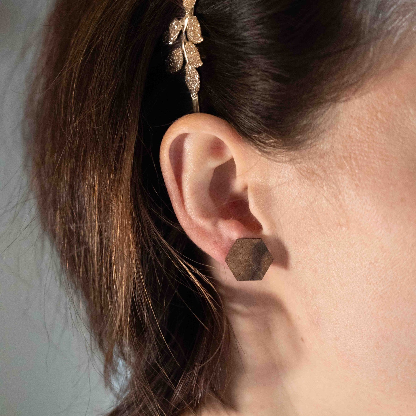 Horizon – Sechseckige Holz Ohrstecker – Nussbaum