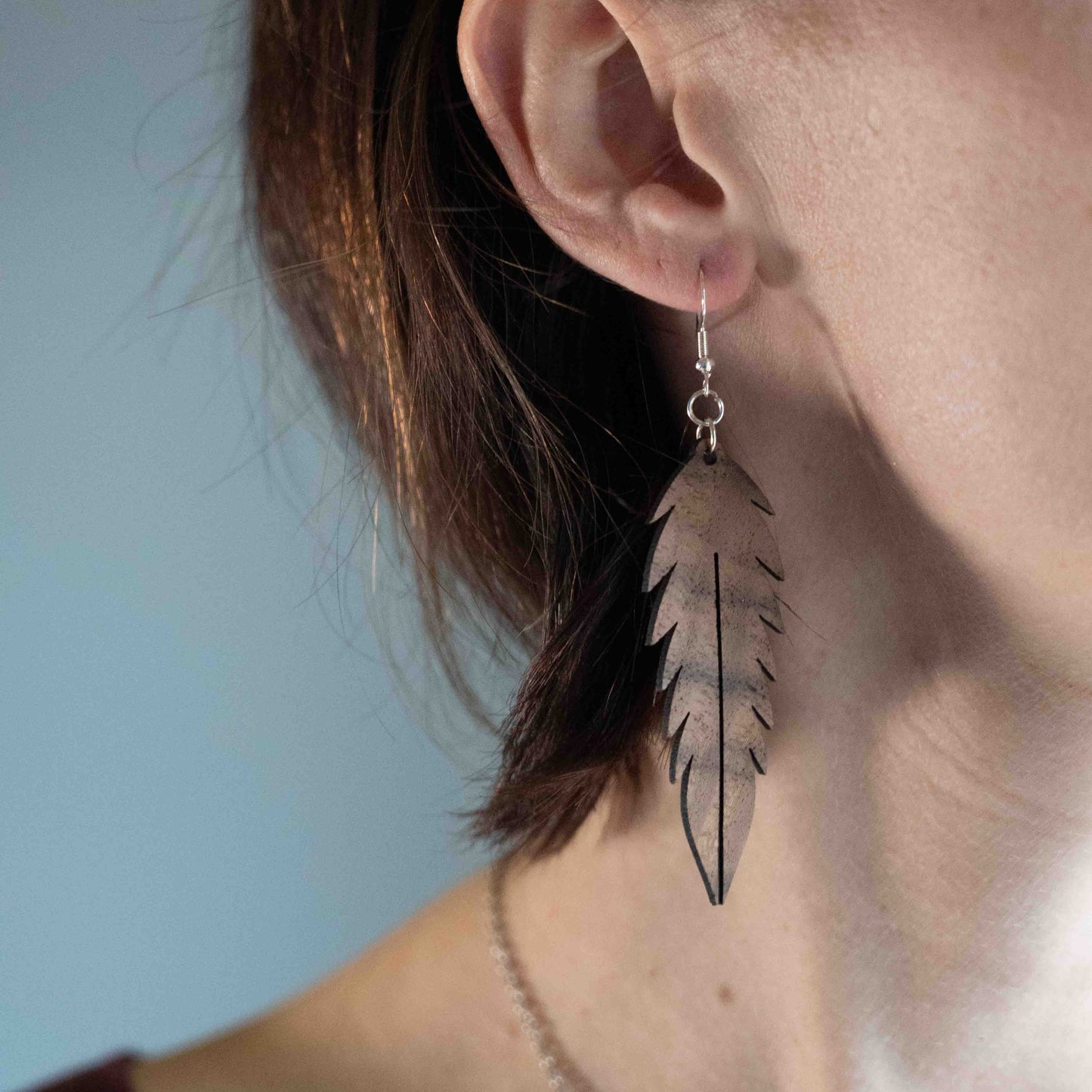Pluma Holzohrringe – Hängeohrringe aus Nussbaum