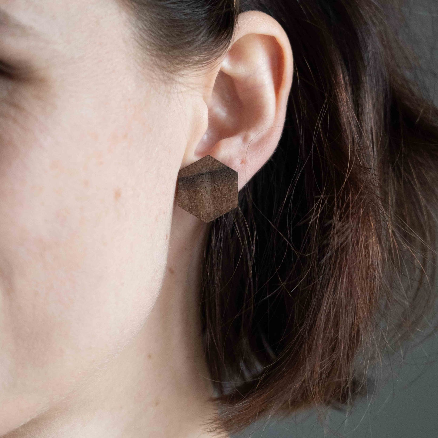 Horizon – Sechseckige Holz Ohrstecker – Nussbaum