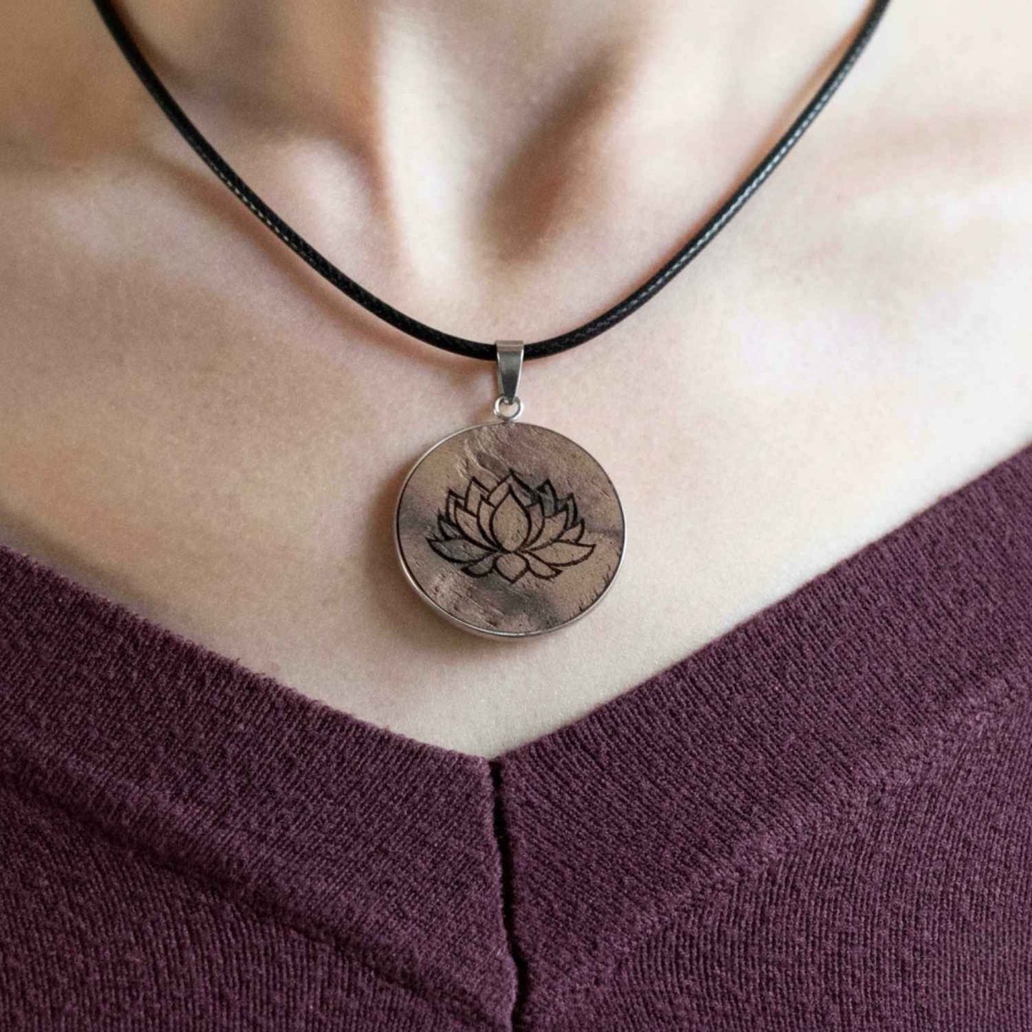 Lotus – Halskette aus Holz – Nussbaum