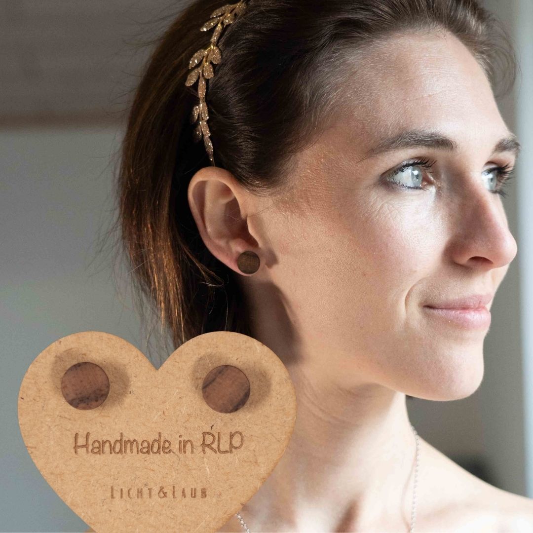 Sphere – Runde Ohrstecker aus Holz – Nussbaum