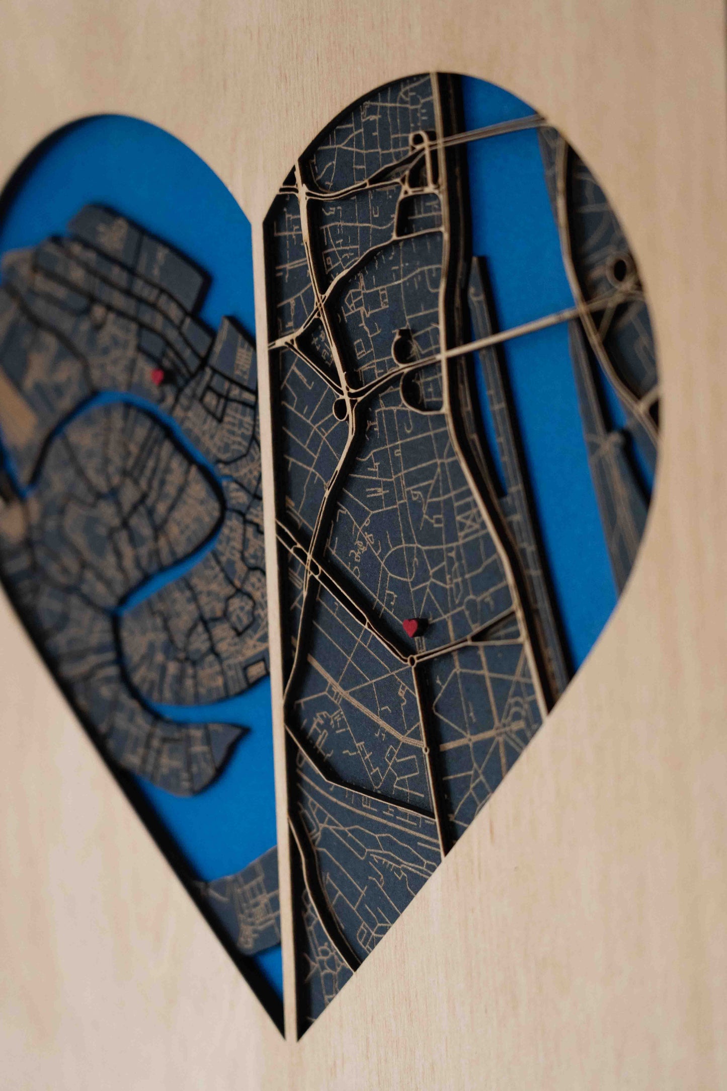 Zwei Städte, eine Liebe – Stadtplan aus Holz – 30x40 cm Herz – Hochzeitstag Geschenk