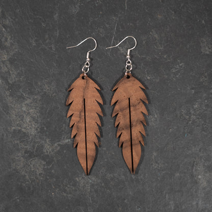 Pluma Holzohrringe – Hängeohrringe aus Nussbaum