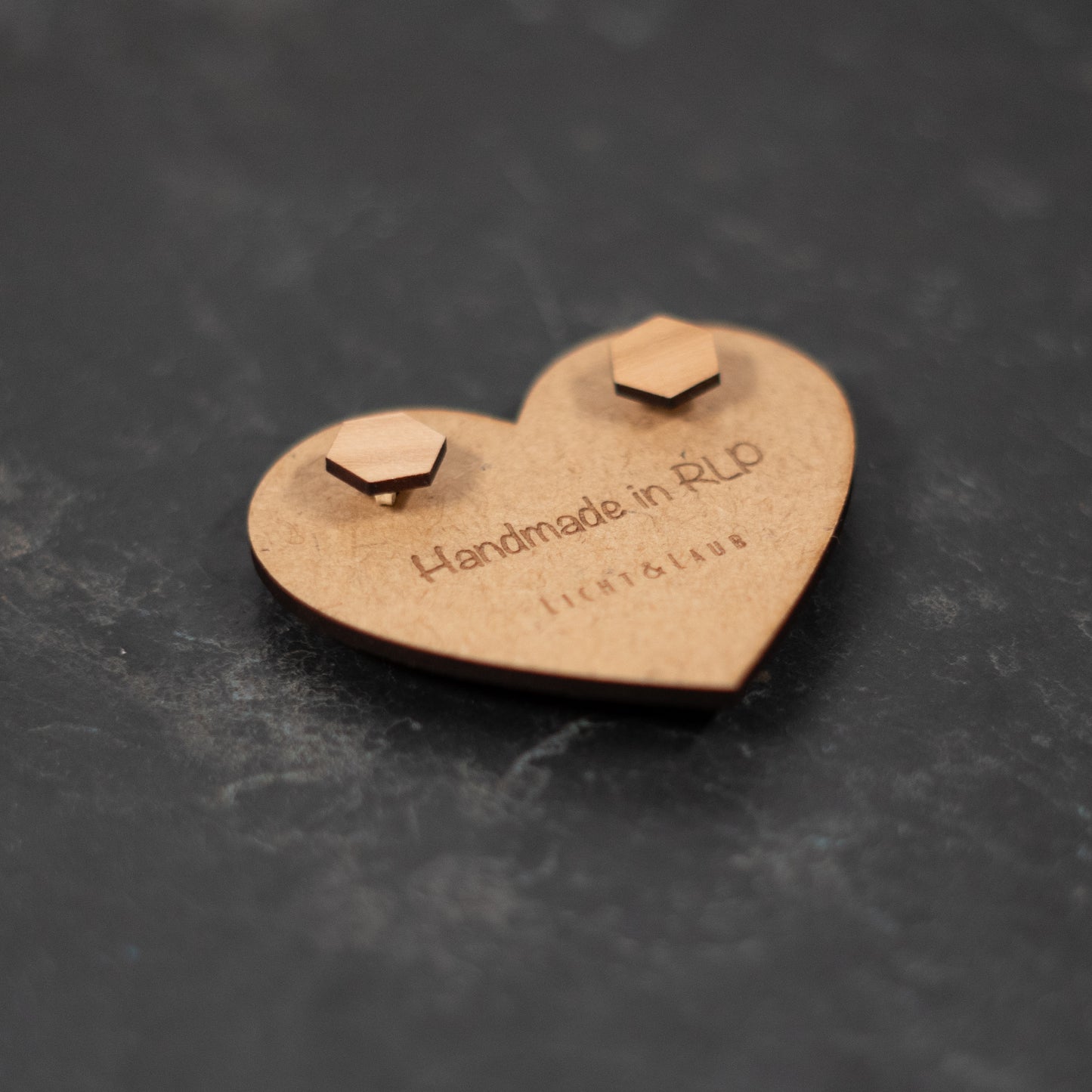 Horizon – Sechseckige Holz Ohrstecker – Kirschholz