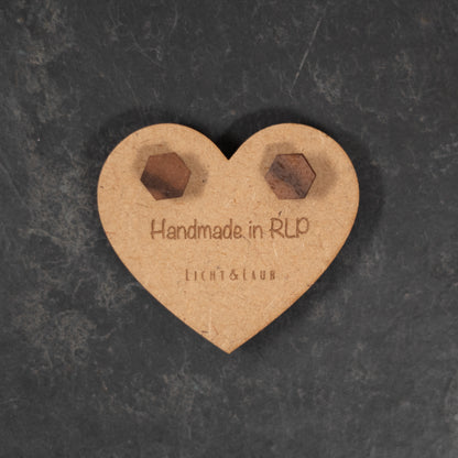 Horizon – Sechseckige Holz Ohrstecker – Nussbaum