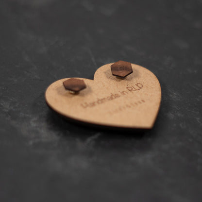 Horizon – Sechseckige Holz Ohrstecker – Nussbaum