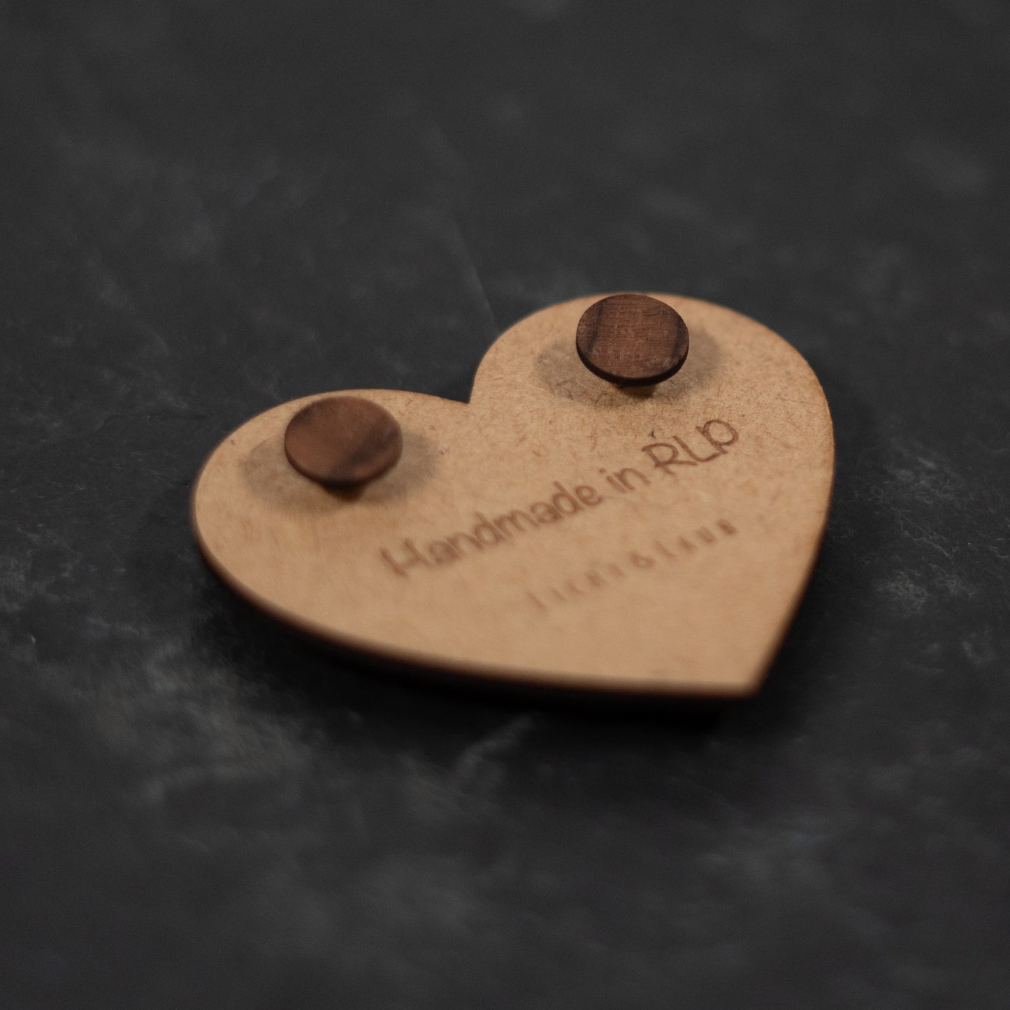Sphere – Runde Ohrstecker aus Holz – Nussbaum