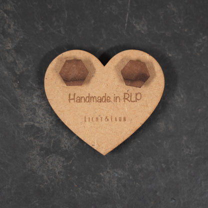 Horizon – Sechseckige Holz Ohrstecker – Nussbaum