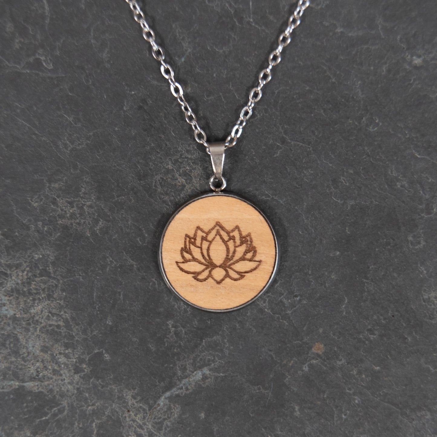 Lotus – Halskette aus Holz – Kirschholz