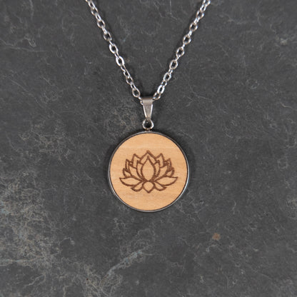 Lotus – Halskette aus Holz – Kirschholz
