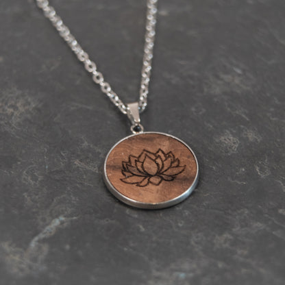 Lotus – Halskette aus Holz – Nussbaum