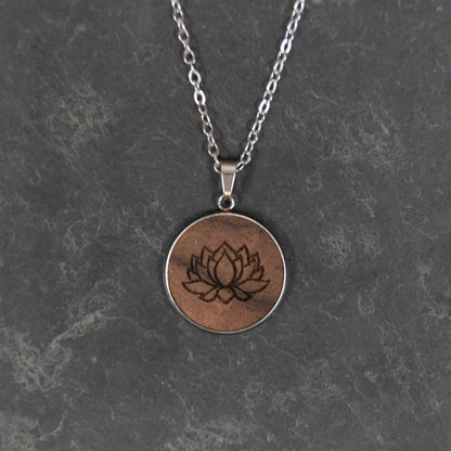 Lotus – Halskette aus Holz – Nussbaum